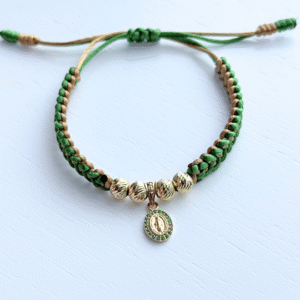 Dije de Virgen con piedras verdes